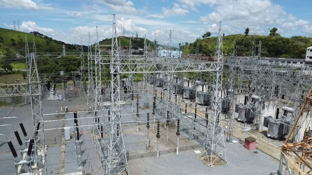 Vista aérea da Subestação Aparecida, da ISA Energia Brasil, localizada no Vale do Paraíba (SP), com estruturas metálicas e transformadores em operação.