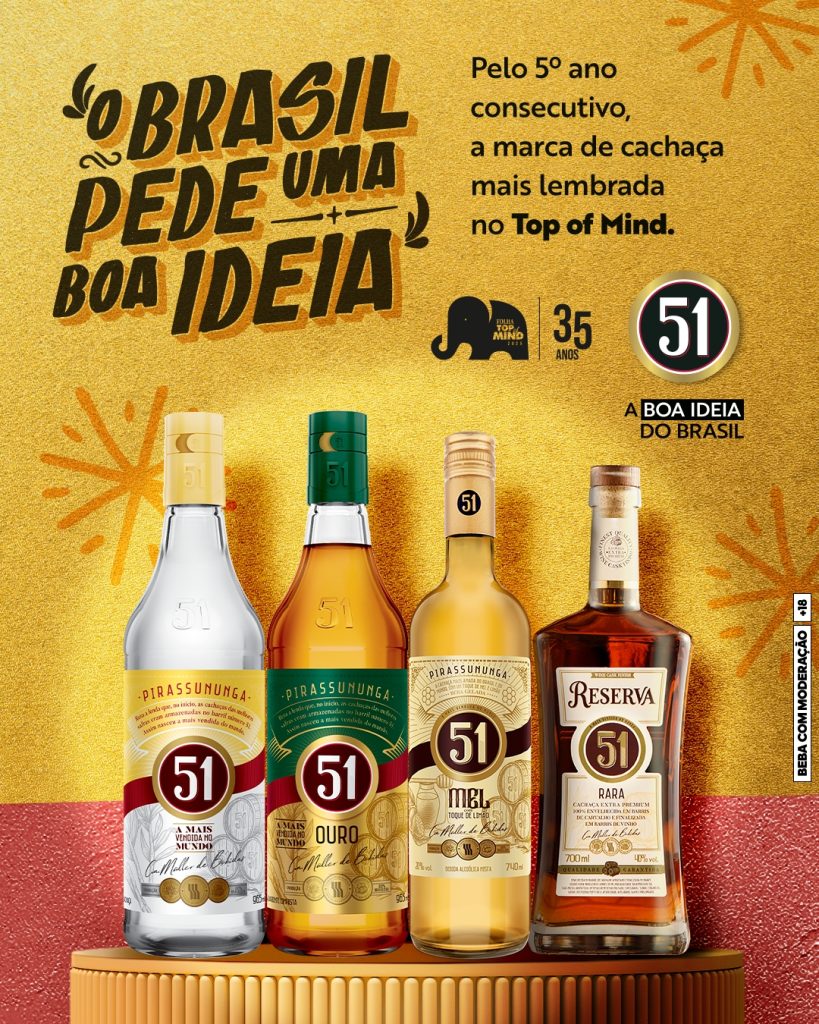 Imagem publicitária da Cachaça 51 com quatro garrafas da linha Pirassununga e o selo Top of Mind 2025 da Folha de S.Paulo.
