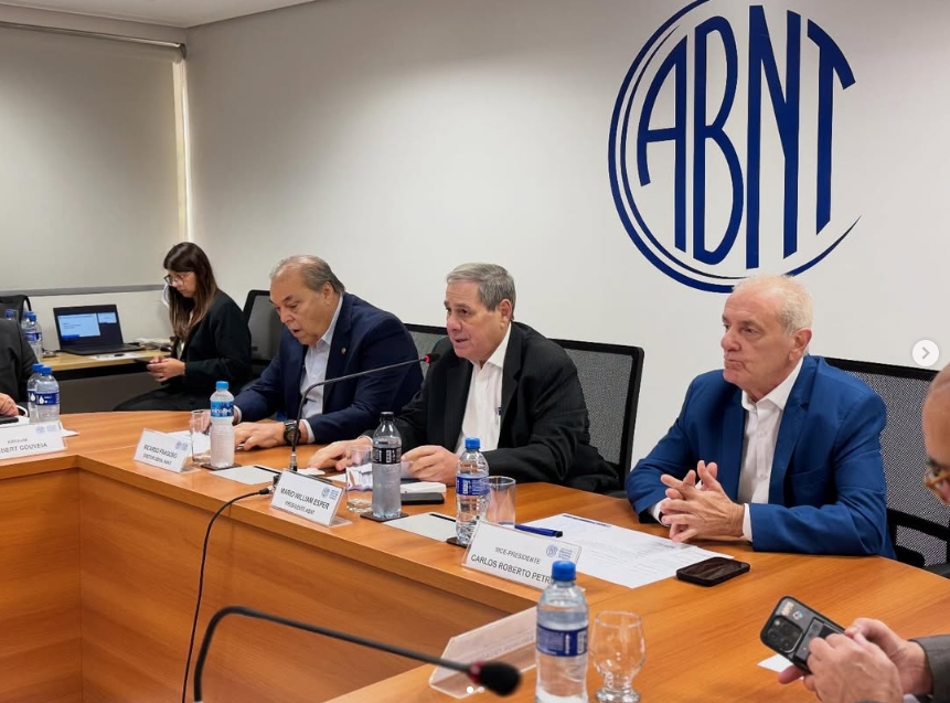 Reunião da Associação Brasileira de Normas Técnicas, com o presidente Mario William Esper ao centro.