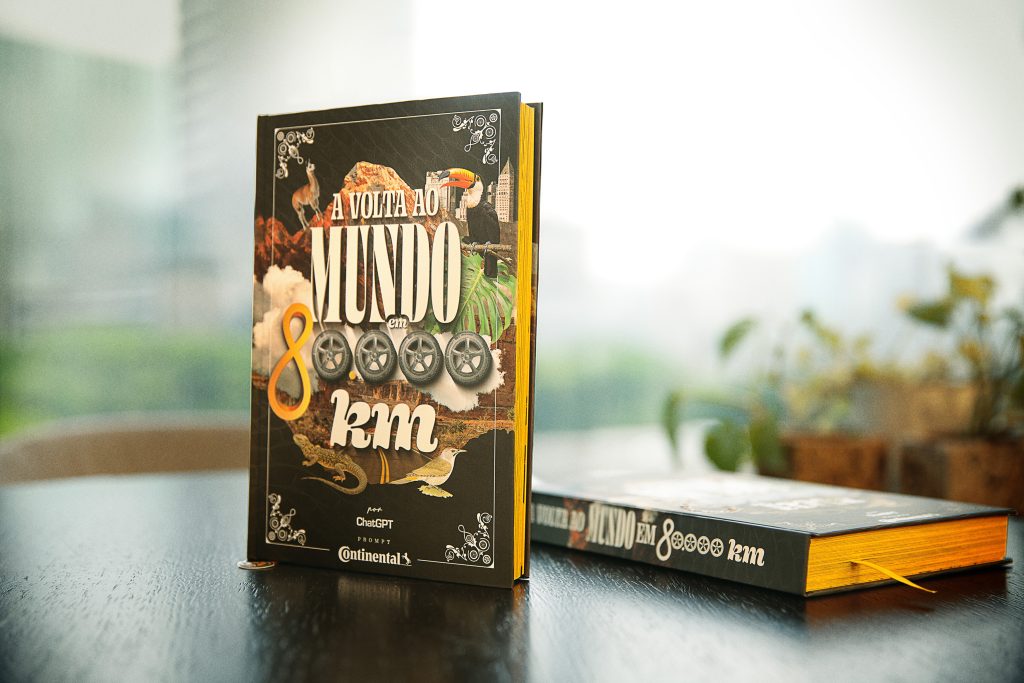 Livro A Volta ao Mundo em 80.000 km, lançado pela Continental Pneus, sobre mesa, com capa em destaque e ambiente iluminado ao fundo.