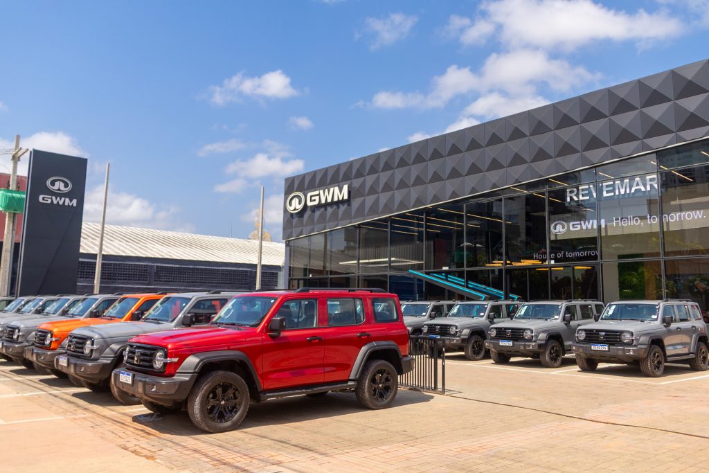 Concessionária da GWM em Belém com fila de SUVs eletrificados prontos para entrega.