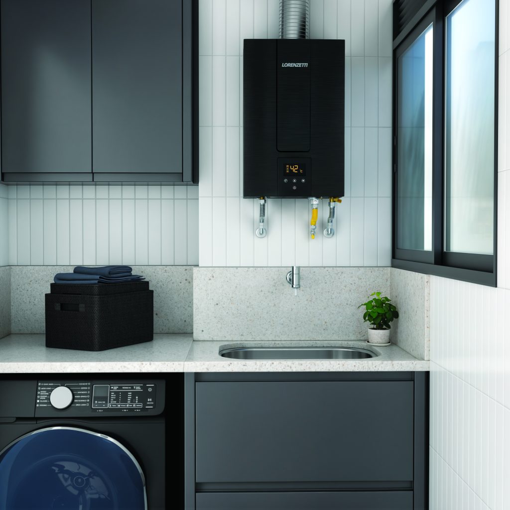 Aquecedor de água a gás preto instalado em lavanderia moderna com armários e revestimento claro.