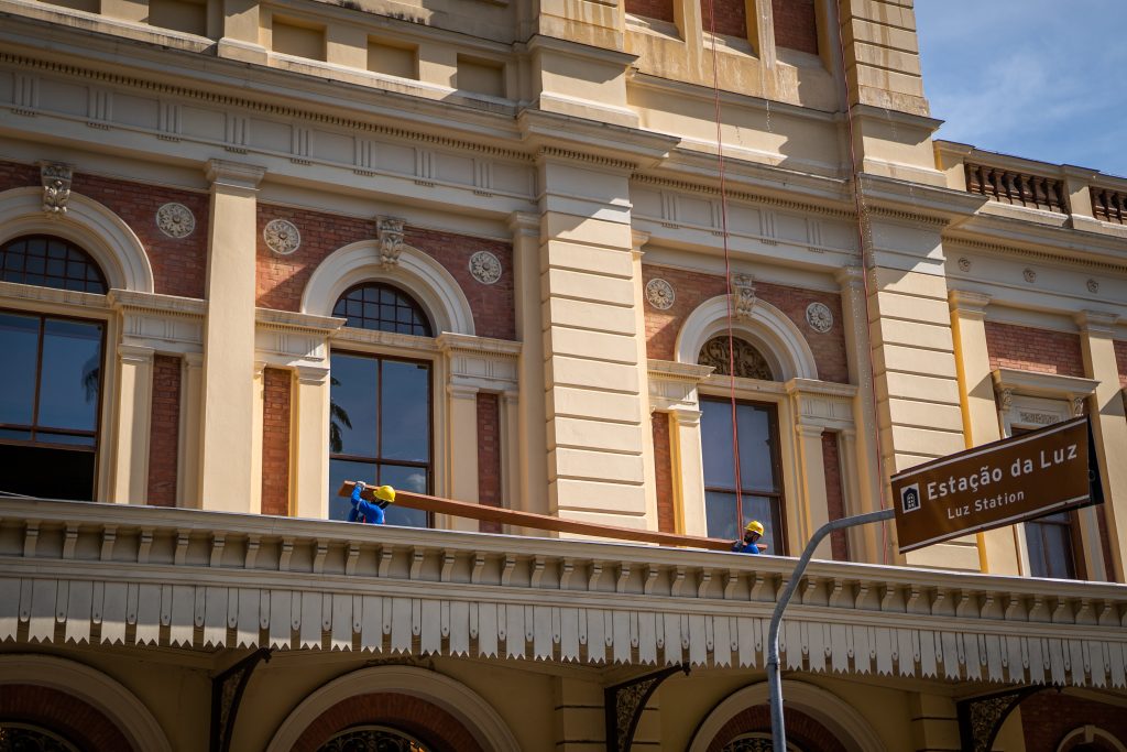 Fachada da Estação da Luz durante obras de manutenção.