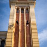 Trabalhadores realizam manutenção na torre do relógio da Estação da Luz, em São Paulo.