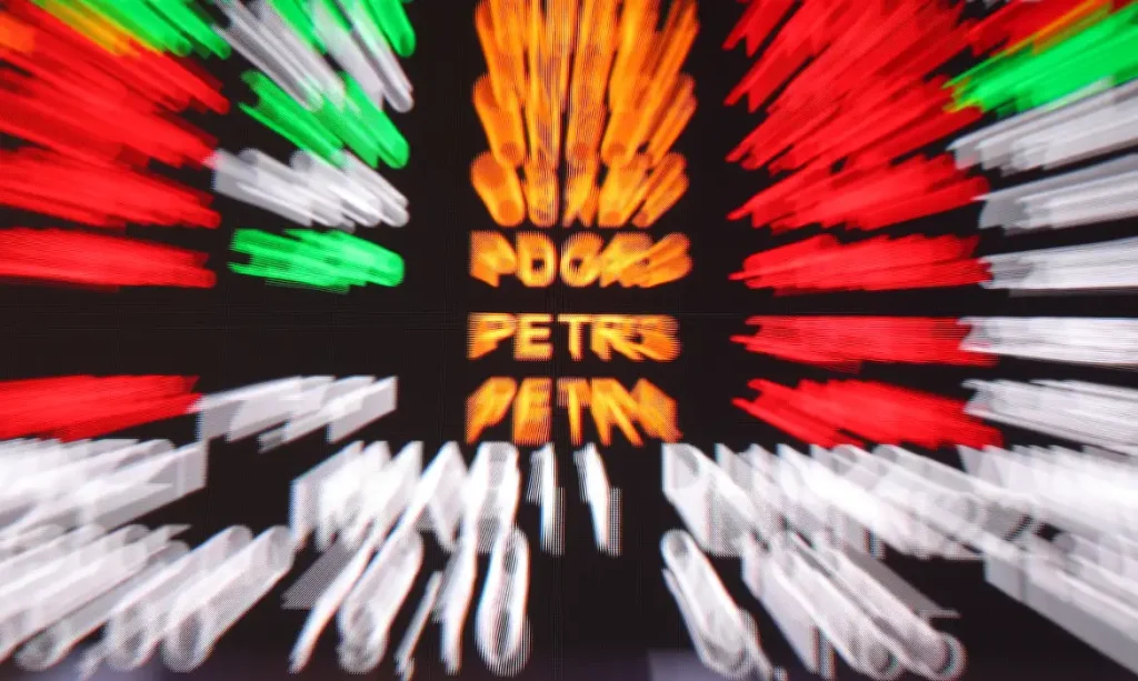 Painel eletrônico de cotações da bolsa de valores com nomes de ações em destaque.