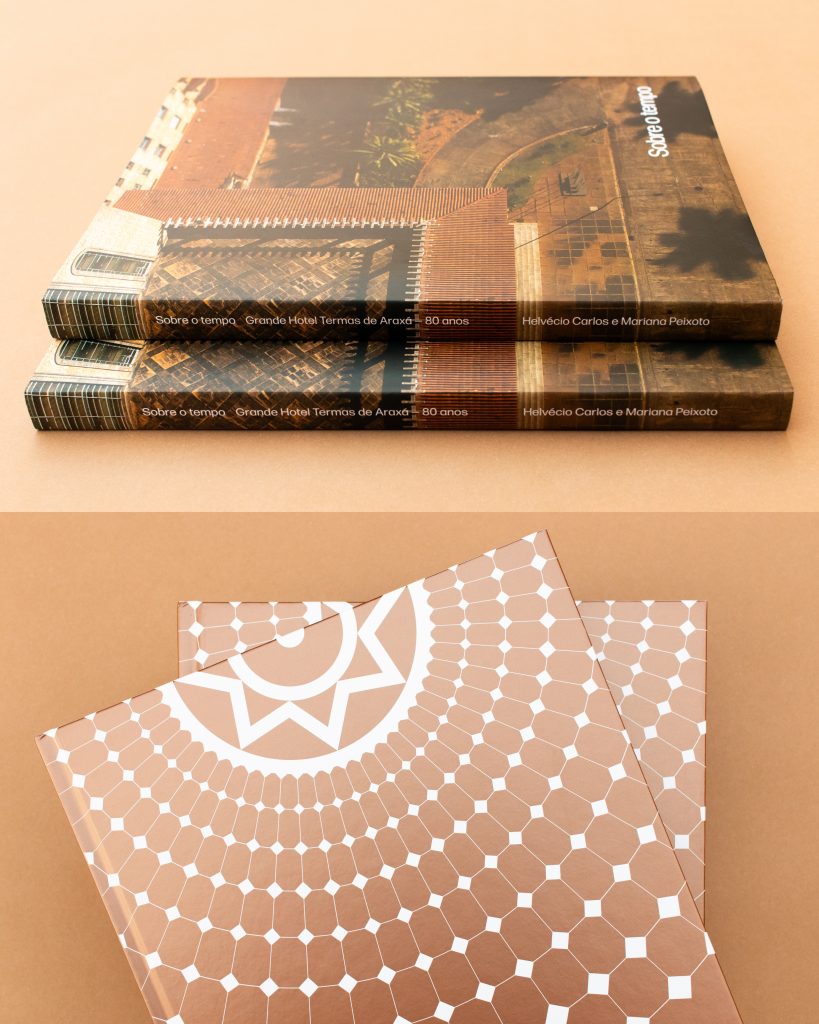 Pilha de exemplares do livro Sobre o tempo – Grande Hotel Termas de Araxá 80 anos, com capa em tons terrosos e detalhes gráficos inspirados nos elementos arquitetônicos do hotel.