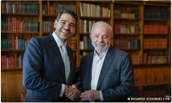 Presidente Luiz Inácio Lula da Silva ao lado de Jorge Messias em foto oficial no Palácio do Planalto.
