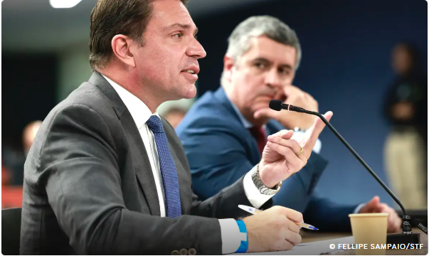 Alexandre Ramagem fala ao microfone durante sessão, com outro integrante da mesa ao fundo.