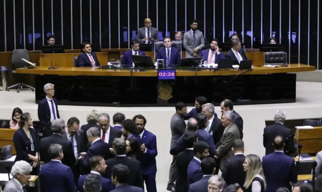 Deputados em plenário durante votação do Projeto de Lei Antifacção na Câmara dos Deputados.