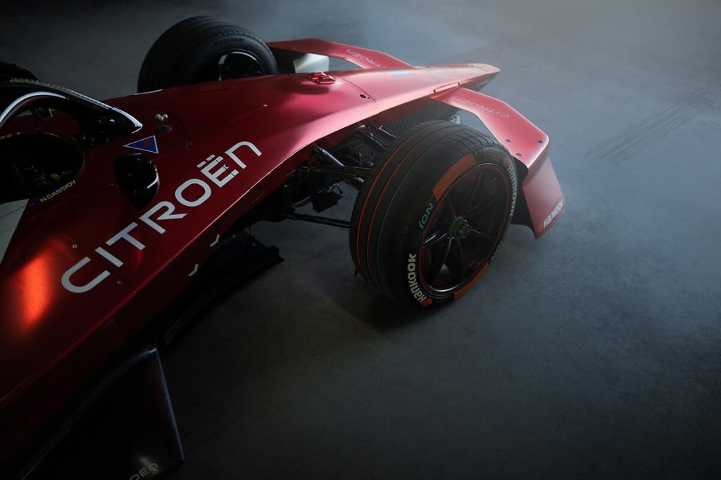 Carro da Citroën usado na estreia da equipe na Fórmula E, em destaque no detalhe da dianteira e das rodas.