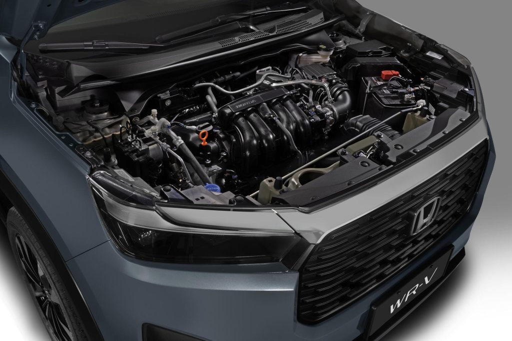 Imagem do compartimento do motor do Honda WR-V 2026 com bateria Heliar fornecida pela Clarios.