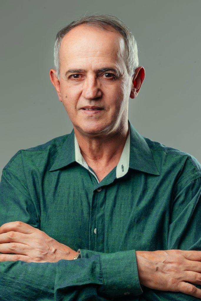 Edson Spricigo, autor do livro O executivo e o engraxate, em retrato com braços cruzados