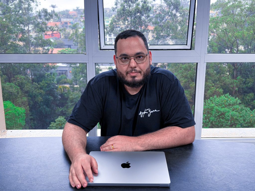 Retrato em ambiente corporativo de porta-voz da Looma, empresa de infraestrutura para negócios digitais.