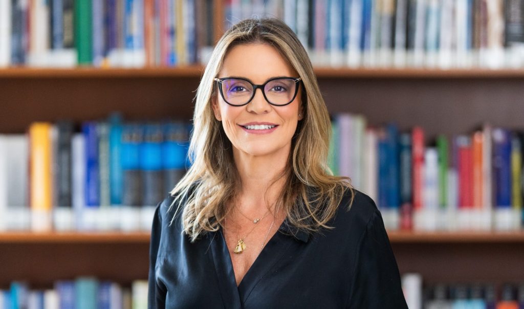 Vanessa Ribeiro Mateus, presidente da Associação dos Magistrados Brasileiros, em retrato institucional diante de estante de livros