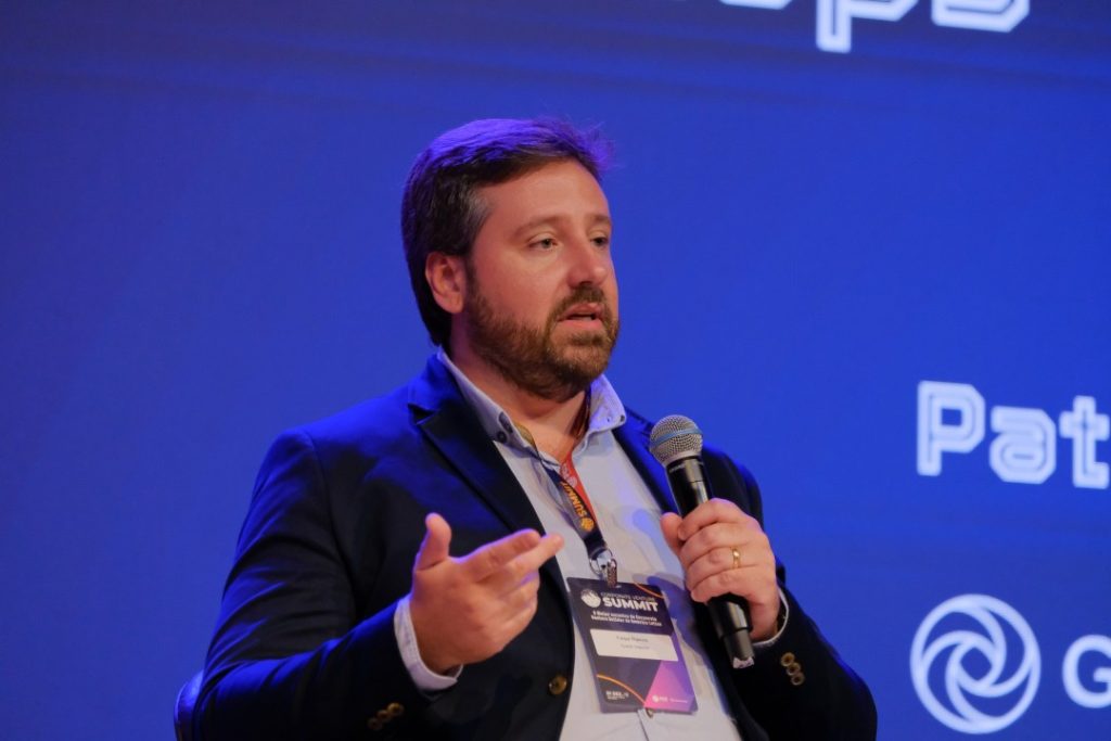 Felipe Ramos, CEO da Granto Seguros, palestrando em evento do setor de seguros