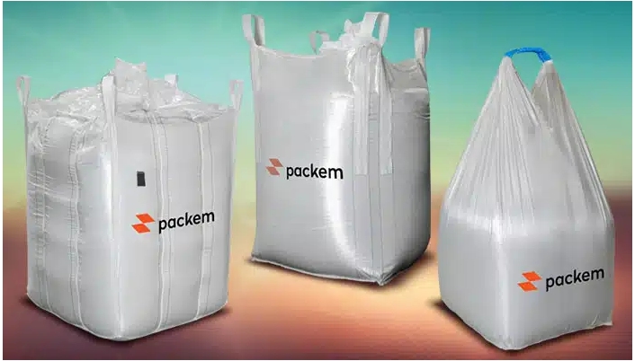Big bags industriais utilizados para transporte e armazenamento de materiais a granel em operações logísticas e industriais.