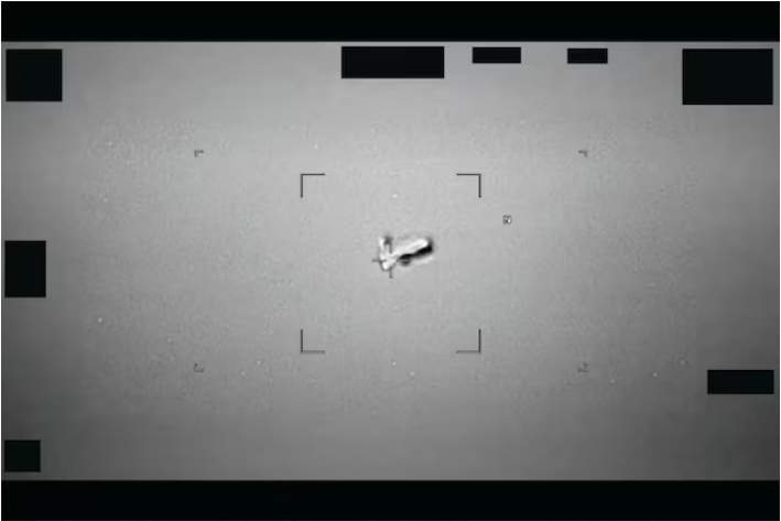Imagem em preto e branco divulgada pelo Departamento de Defesa dos Estados Unidos mostra objeto aéreo não identificado registrado por equipamento militar.