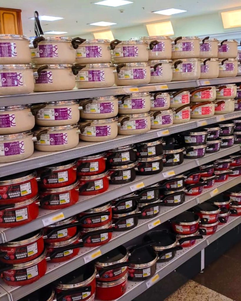 Potes de utensílios Multiflon expostos em gôndola de supermercado