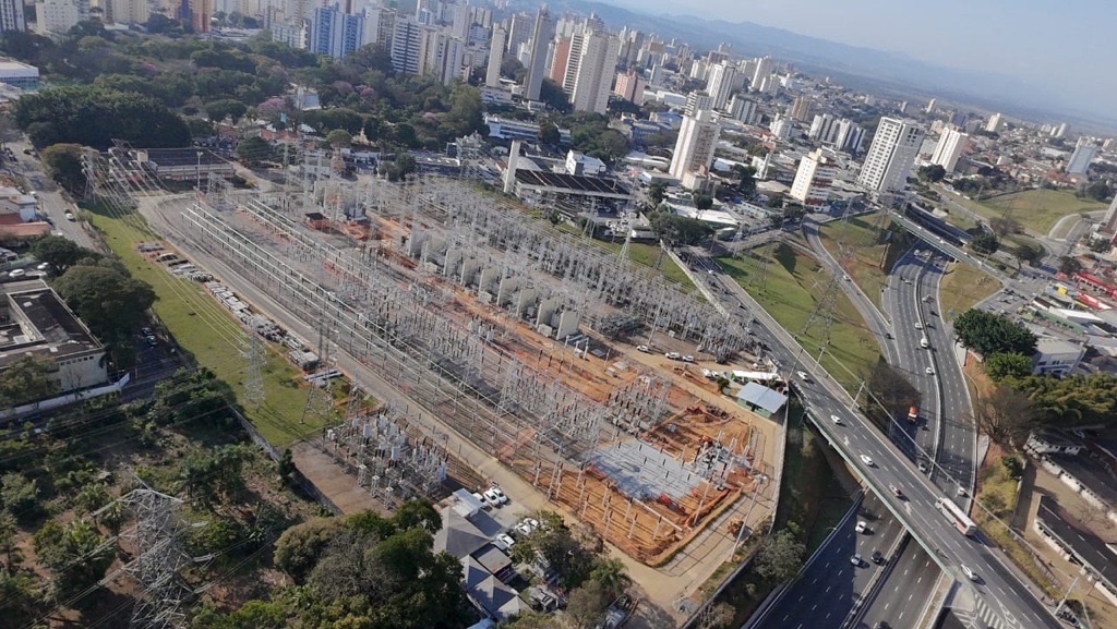 Equipamentos e estruturas de transmissão na Subestação São José dos Campos.