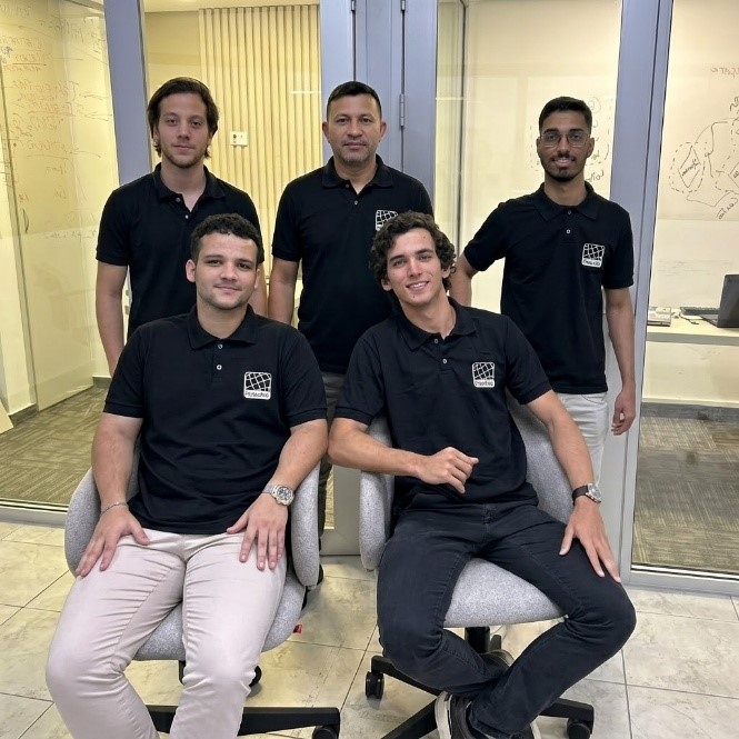 Os cinco fundadores da PassHub posam juntos em estúdio, lado a lado.